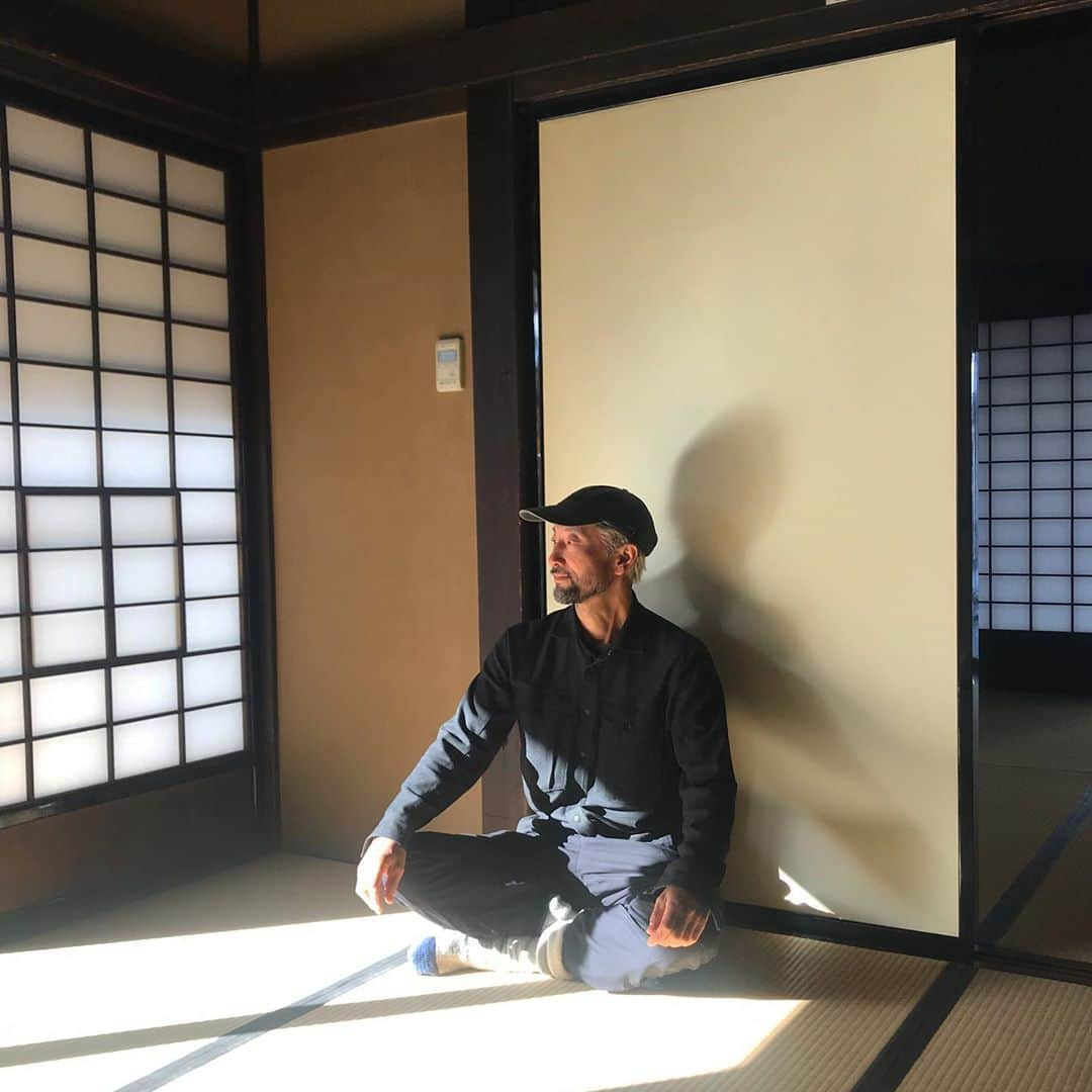 藤代冥砂さんのインスタグラム写真 - (藤代冥砂Instagram)「信州、甲州行脚。 富士を仰ぎつつ、おにぎりな甲州。 目的はニホンオオカミ探し。 庭を眺めつつ、松本。 目的は蕎麦と散歩。 晩秋もいいですな。  #松本　#甲州　#信州　#ニホンオオカミ　#長野　#山梨」11月10日 14時49分 - meisafujishiro