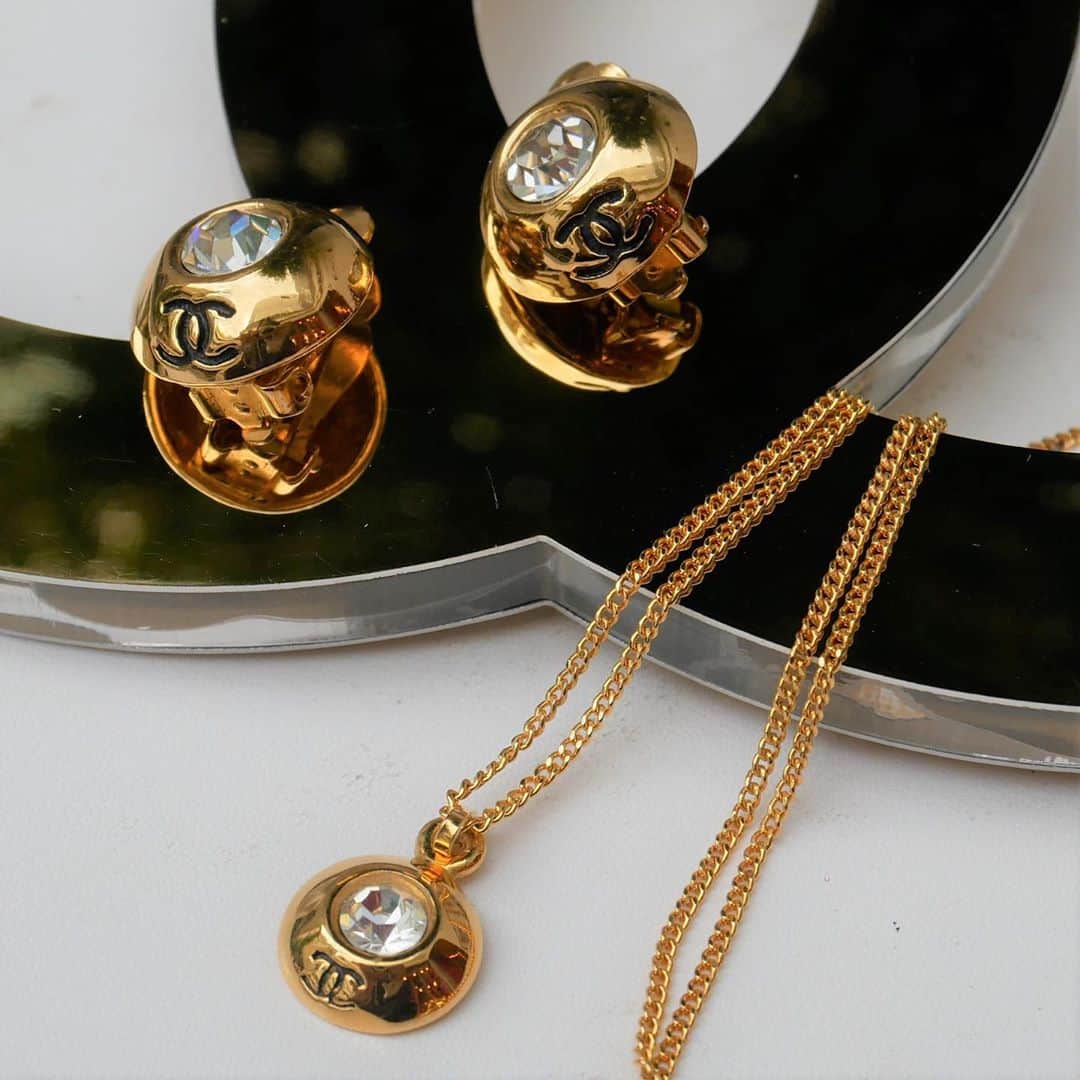 のインスタグラム：「CHANEL Vintage 24k gold-plated Earrings and Necklace from the 80’s from @amore_tokyo  🔍On website search for AO30148 (earrings) AO30131 (necklace)  ✈️ Free Shipping Worldwide 📩 DM for more info ➡️ info@amorevintagetokyo.com   #AMOREvintage #AMORETOKYO #tokyo #Omotesando #Aoyama #harajuku #vintage #vintageshop #ヴィンテージ #ヴィンテージショップ #アモーレ #アモーレトーキョー #表参道 #青山 #原宿#東京 #chanel #chanelvintage #vintagechanel #ヴィンテージ #シャネル #ヴィンテージシャネル #シャネルヴィンテージ #amoreomotesando #アモーレ表参道」