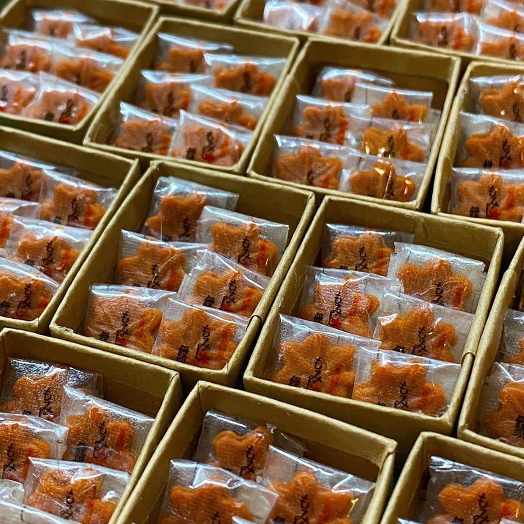 萩谷幹さんのインスタグラム写真 - (萩谷幹Instagram)「もみじ饅頭の業者さんではありません。 ですが、それは、業者さん。 せっせと箱詰めして、 どこへ出荷しましょか？  #もみじ饅頭 #もみじまんじゅう #広島 #宮島 #こしあんもいいけど #つぶあんも #いろんな味がありますね #miniature  #樹脂粘土」11月10日 15時00分 - kinkan3