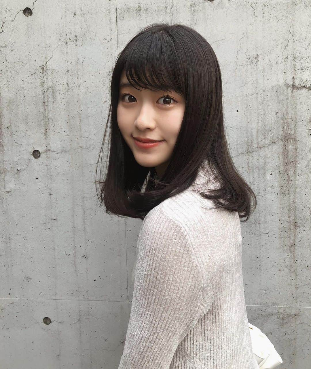 朝日奈芙季さんのインスタグラム写真 - (朝日奈芙季Instagram)「.﻿ るんっ💭﻿ ﻿ ﻿ 髪の毛を﻿ 少〜しだけ切りました✂️🤎﻿ ﻿ ﻿ いつかは髪を染めたり、﻿ ボブにしたりしてみたい﻿ 気持ちもあるけど、﻿ 今は黒髪の時期も楽しみたい😽😽﻿ ﻿ ﻿ #hairstyle #cut #hair」11月10日 15時05分 - fuki_asahina_official