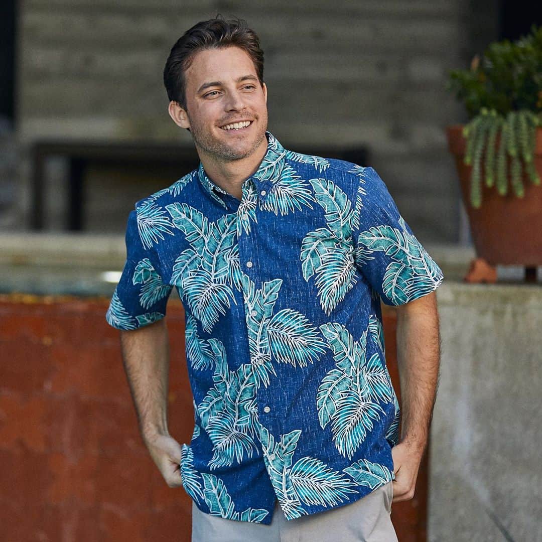 レインスプーナーのインスタグラム：「Classic Aloha never goes out of style. Introducing Rainforest Trail, a print inspired by the lush, moist forests high in the mountains where trees are draped with vines and orchids, and leaves grow as large as elephant ears.」