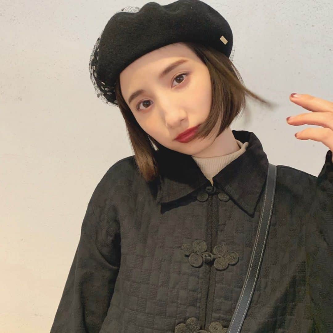 谷奥えまのインスタグラム：「最近夜は一気に寒くなってきましたね☃️☃️ 　  先日　@met_beauty_clinic さんへ行ってきました。　 夏に浴びた紫外線が秋になると、乾燥したりくすんできたりと今になって出てくるので美白ケアをしっかりしていただきました♬ 　私が受けたメニューはこちらですを ・ダイヤモンドピーリング ・ピコトーニング ・エレクトロポレーション　 くすみがちの肌もワントーン明るくなり、最近ではファンデーションも塗らず過ごしています☺️」