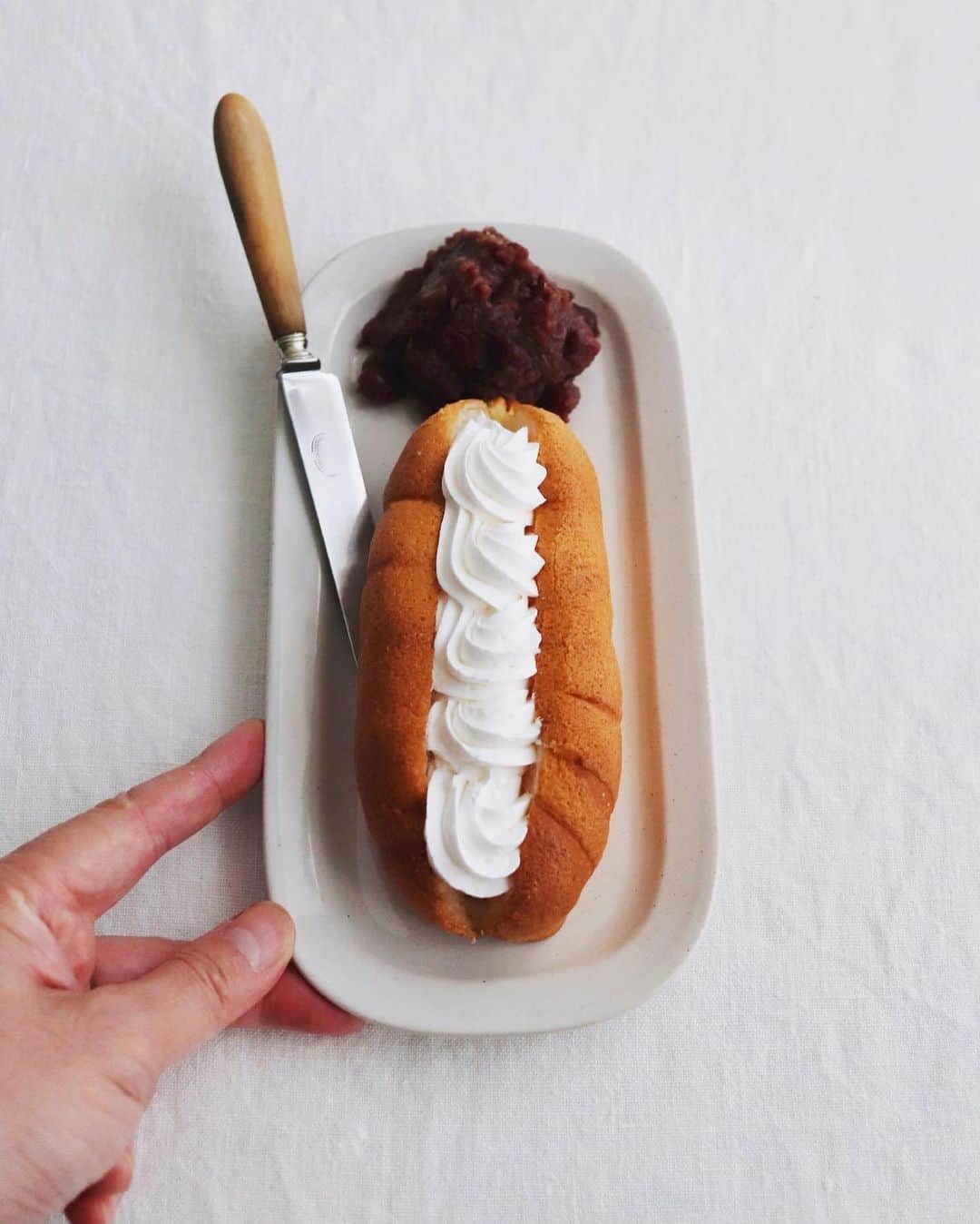 樋口正樹さんのインスタグラム写真 - (樋口正樹Instagram)「anko & whip cream . 今日のおやつもあんこ。 ご近所のパン屋さんの 表面がクッキー生地で ホイップを挟んでいる 菓子パンなのですけど あんこが相性抜群です。 . . #おやつ #菓子パン #あんことホイップ #クッキークリーム #自家製あんこ #あんこ部 #近所のパン屋さん #あんぱん #anko #whipcream」11月10日 15時13分 - higuccini