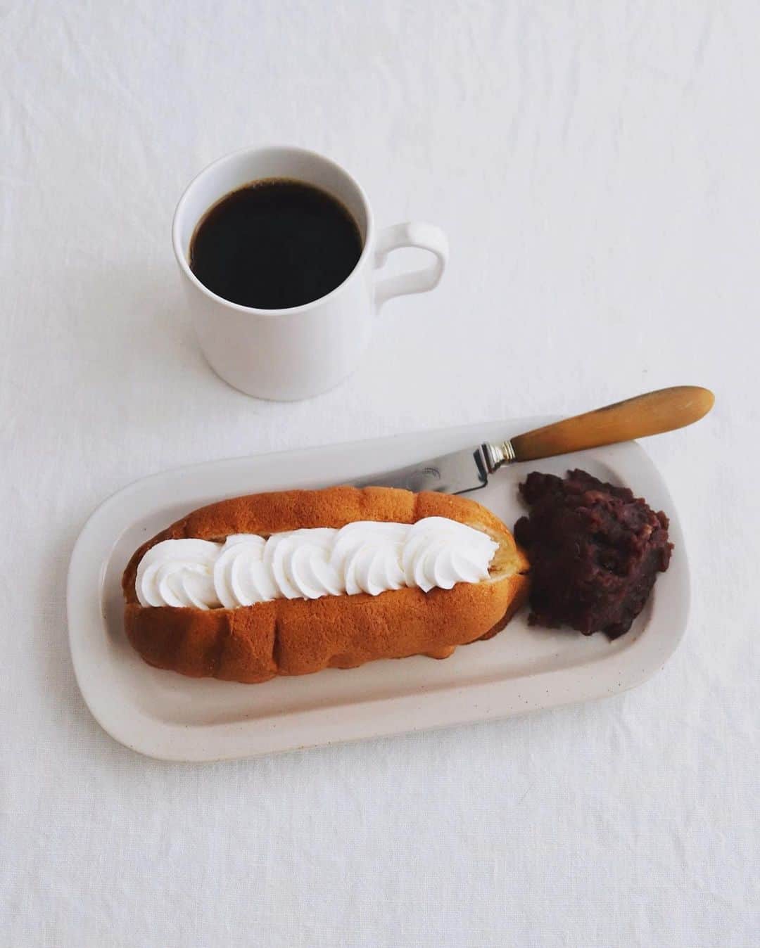 樋口正樹さんのインスタグラム写真 - (樋口正樹Instagram)「anko & whip cream . 今日のおやつもあんこ。 ご近所のパン屋さんの 表面がクッキー生地で ホイップを挟んでいる 菓子パンなのですけど あんこが相性抜群です。 . . #おやつ #菓子パン #あんことホイップ #クッキークリーム #自家製あんこ #あんこ部 #近所のパン屋さん #あんぱん #anko #whipcream」11月10日 15時13分 - higuccini