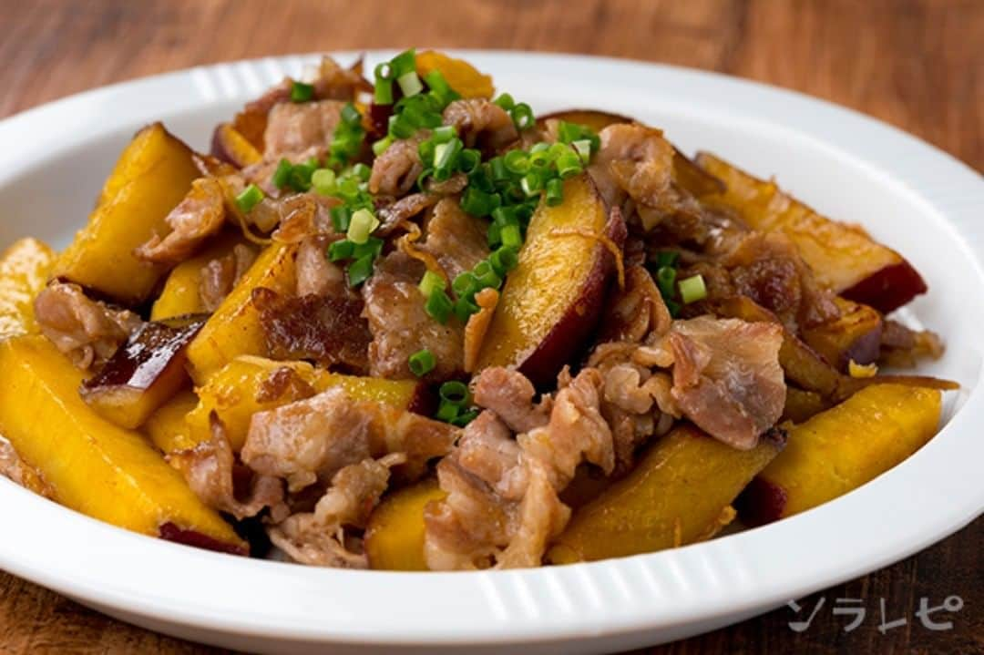 ソラレピのインスタグラム：「さつまいもと豚肉の中華炒め Stir-fried sweet potato and pork in Chinese . 旬のさつまいもを使った炒め物です✨ 中華な味付けで、食べ応えのある一品です💡 . 【材料】<2人分> ショウガ・・・5g 豚肩ロース・・・160g 油・・・適量 塩・・・0.6g 胡椒・・・少々 サツマイモ・・・280g 鶏ガラ出汁・・・1g 酒・・・15g オイスターソース・・・15g 葉ネギ・・・3g . レシピの詳細はソラレピアプリでチェック @solarepi のリンクからDLできます ソラレピ献立の写真投稿も #ソラレピ でお待ちしてます♪ . #solarepi #food #recipe #レシピ #cooking #料理 #instafood #簡単料理 #簡単レシピ #献立 #menu #japanesehomecooking #japanesefood #yummy #foodporn #foodstagram #homecooking #deristagrammer #クッキングラム #おうちごはん #さつまいも #sweetpotato #中華炒め #旬」