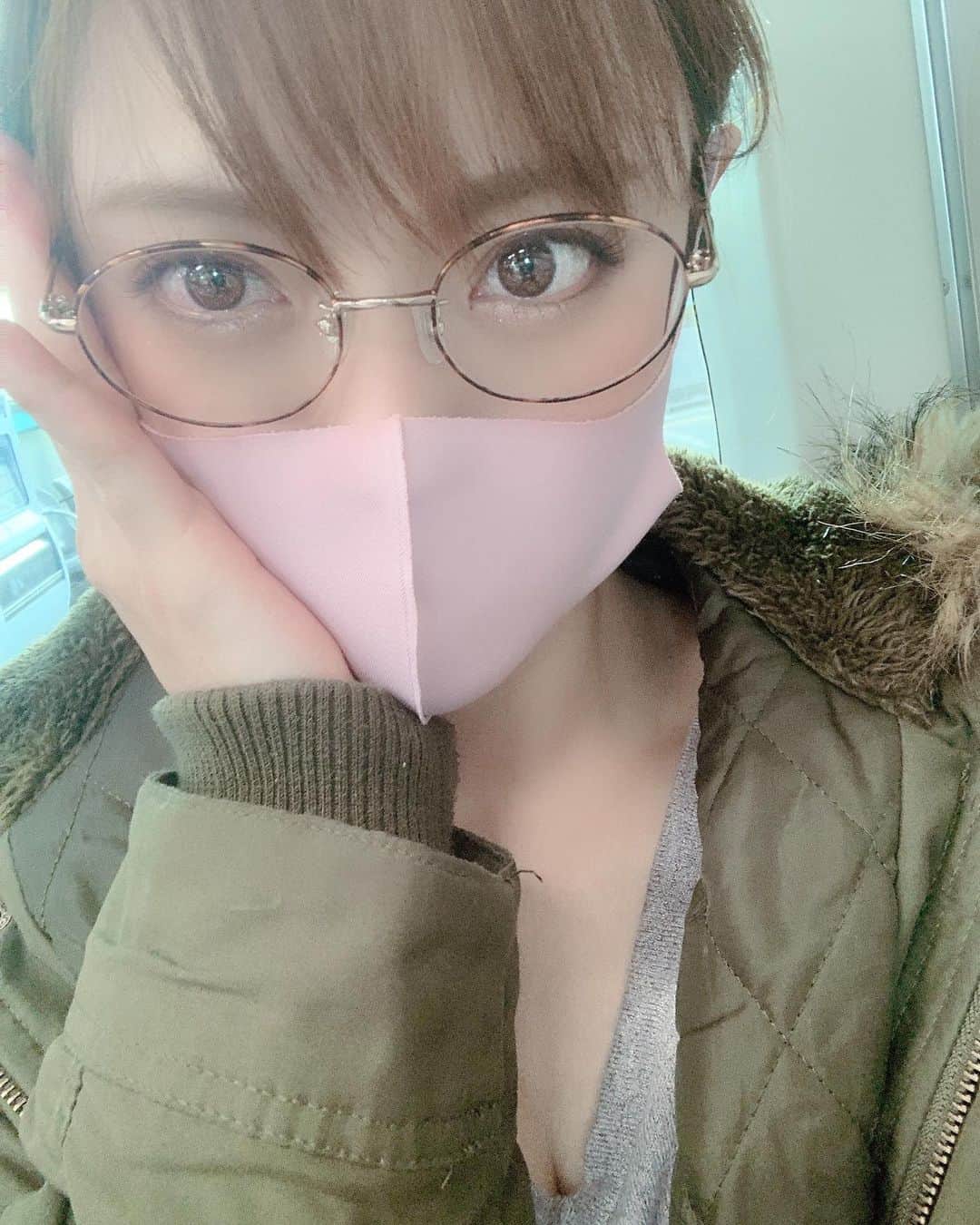 のインスタグラム：「12日木曜日21時頃～ キャバクラ出勤します～ 何時まで居るかわさじ加減です～ よろぴこ #キャバクラ #働くママ #sns営業 #もおそろ誕生日だお  #アピールだけしとくね 😏」