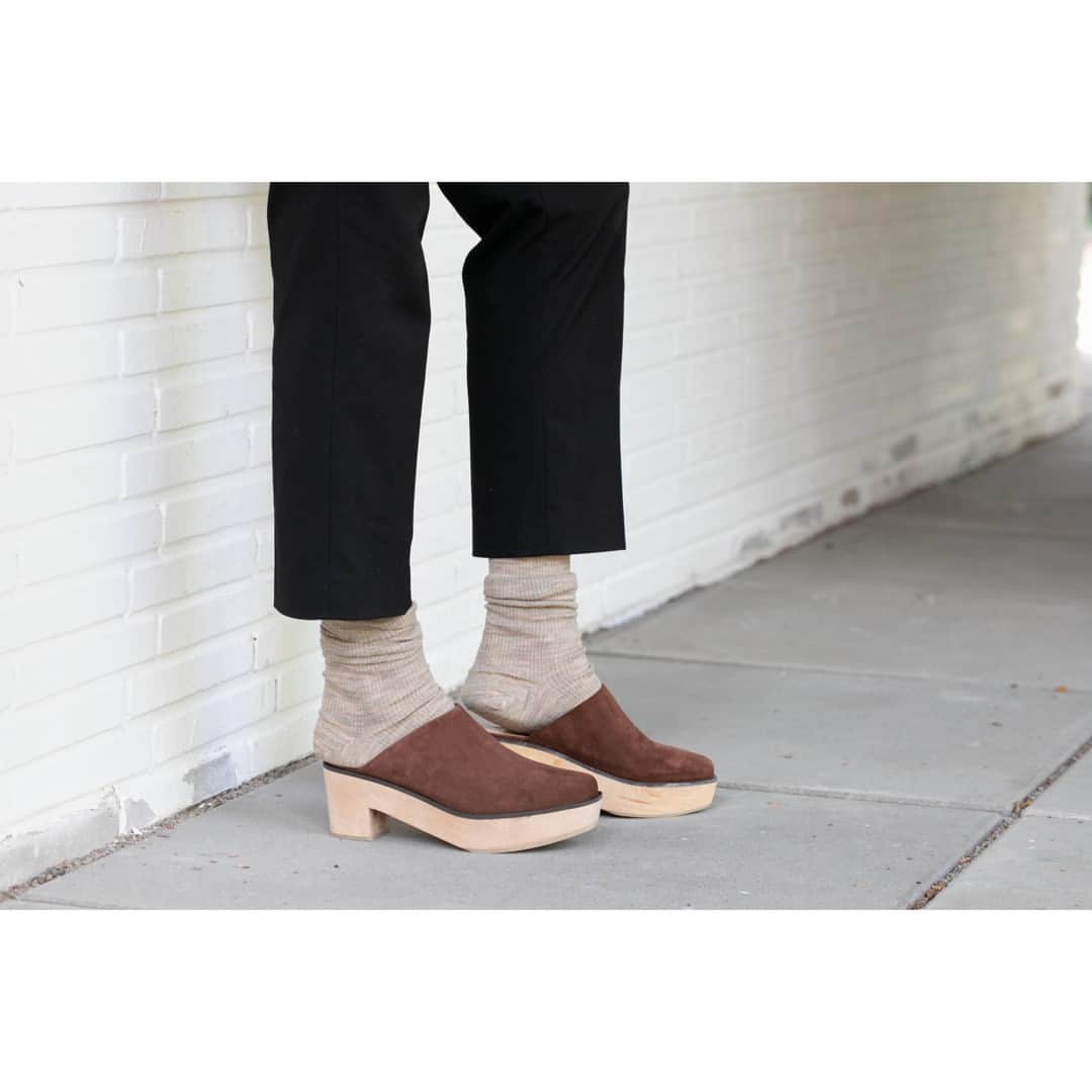 テーリポルキのインスタグラム：「Socks and clogs ready to rock!⠀⠀⠀⠀⠀⠀⠀⠀⠀ ⠀⠀⠀⠀⠀⠀⠀⠀⠀ #TERHIPÖLKKI #terhipölkkistore #kämpgarden #scandinaviandesign #finnishdesign #sustainable #sustainablefashion #designfromfinland #finnishfashion #footwear #shoes #clogs #supportyourlocal」