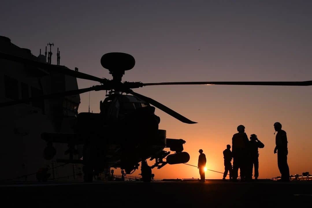 海上自衛隊さんのインスタグラム写真 - (海上自衛隊Instagram)「10月26日から11月5日まで実施された、令和2年度日米共同統合演習に参加した護衛艦「ひゅうが」と陸自ヘリ「AH‐64D」です。 夕日に映える姿をご覧ください。  #海上自衛隊 #陸上自衛隊 #シルエット #sunset #君に見せたい景色」11月10日 15時32分 - jmsdf_pr