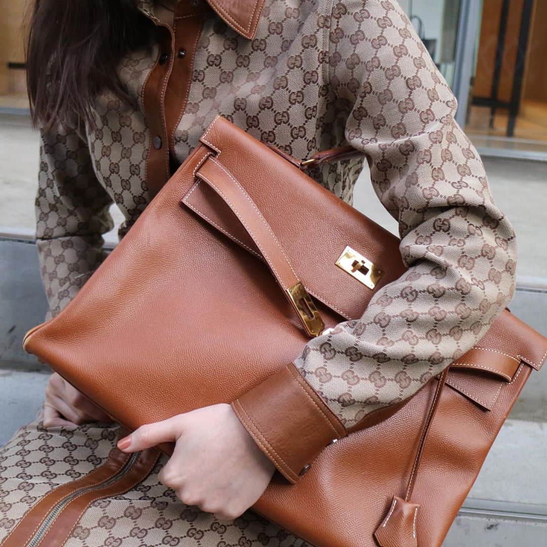のインスタグラム：「Hermes Vintage Kelly 40 in Couchevel Leather in Gold Hardware from @amore_tokyo  📌This item is not available on our website, please send us a direct massage to purchase.  ✈️Free Shipping Worldwide 📩DM for more info and pricing  ➡️info@amorevintagetokyo.com   #ヴィンテージ #エルメス  #ヴィンテージエルメス #アモーレ #アモーレトーキョー #表参道 #青山 #東京 #hermes #vintage #vintageHermes #amoretokyo  #amorevintage #tokyo」