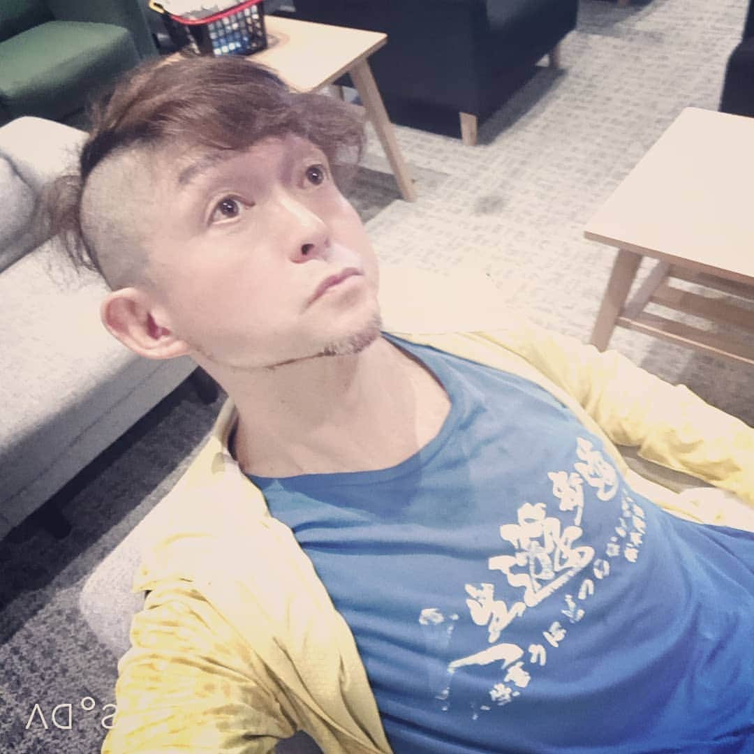 松本隆博のインスタグラム：「。 気持ちかった～( ´ ▽ ` )♨️☺️♨️  ｢人生遊歩道ティシャツ｣がもぅ かなり着込んで、、、、  種田山頭火の代表句 ｢わけいってもわけいっても青い山｣ にちなんで…  ｢いろあせてもいろあせても人生遊歩道｣ 松本山頭歌(^-^)」