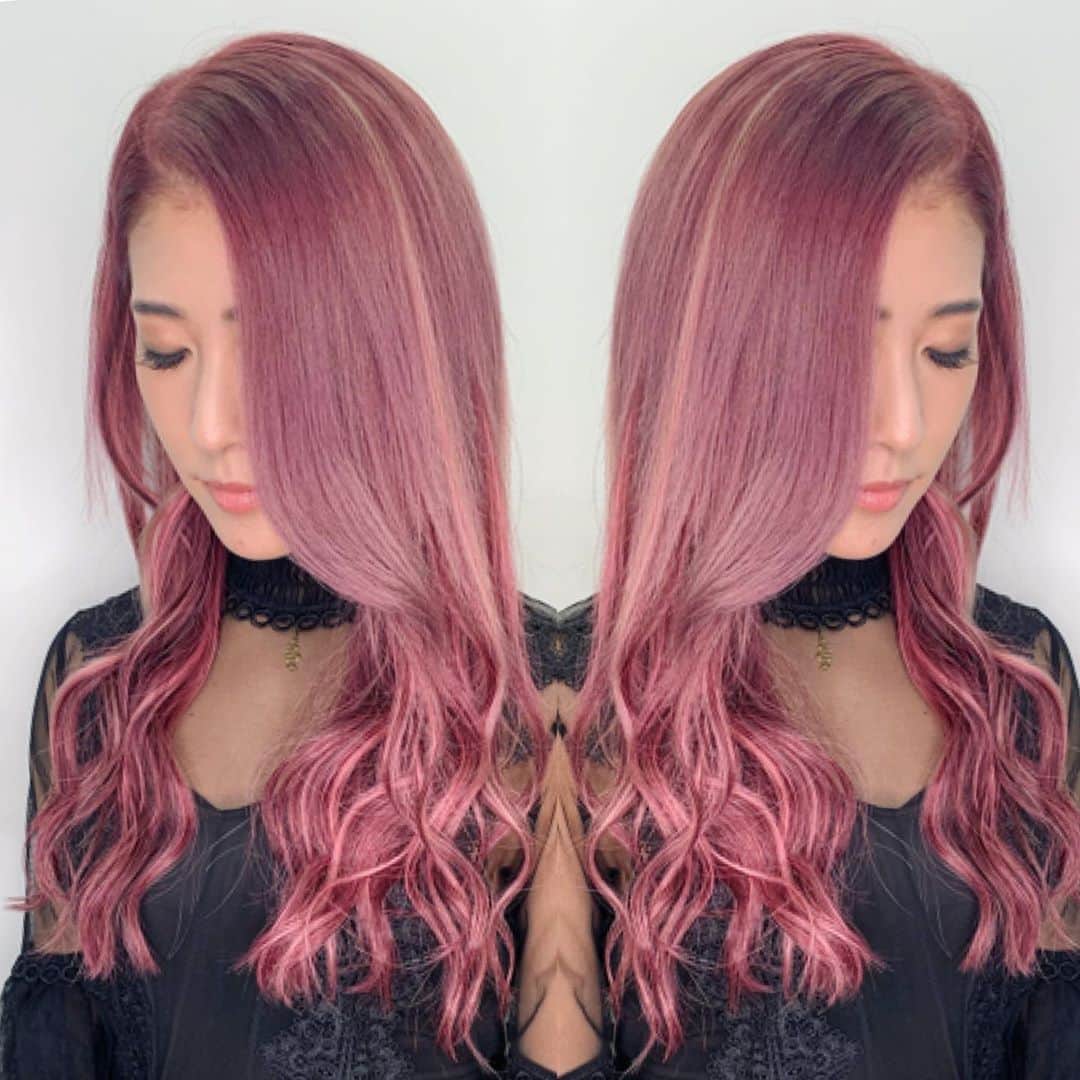 Kumiのインスタグラム：「. new hair💋 2020冬ver. . . 一年振りのロングヘアー。 去年あれだけ、 もう2度とエクステは着けないと決めていたハズなのに… . 1年も経つと 人は気持ちが変わるものですね😇 . . 我ながら別人❤️ . 髪型が変わると、 仕草や表情も変わってくるから楽しい🤍 . . . #エクステ　#ショートからロング #赤髪 #イメチェン　#バーレスク東京 #スーパーバーレスク東京 #burlesque #burlesquetokyo #インスタ映え #自撮り #selfie」