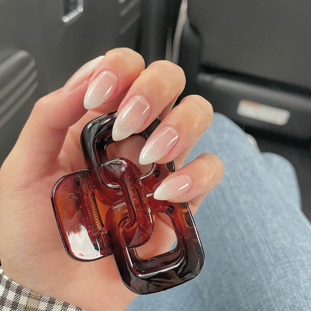 川崎ひかるのインスタグラム：「かわいいヘアクリップ🐻❤︎ . . 新しいネイルはシンプル✨💅 . . . .」