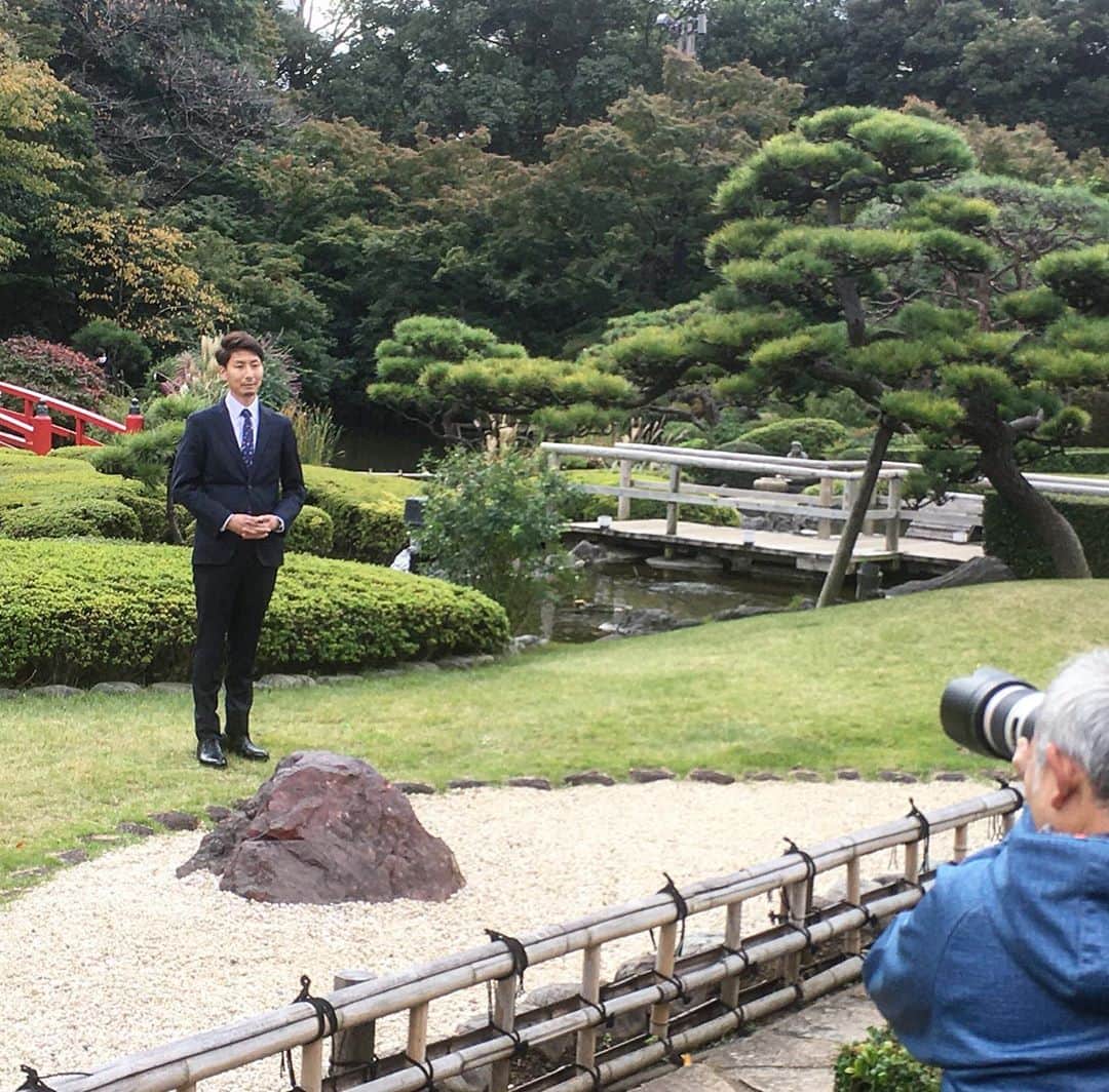 小原宏貴さんのインスタグラム写真 - (小原宏貴Instagram)「雑誌の撮影の様子 @ニューオータニ日本庭園。 加藤清正の下屋敷や井伊直弼の庭園として、400年あまりの歴史を有している東京名園の一つです。 四季折々の花々を楽しみに、プライベートでも訪れたいと思う庭園でした。  #小原流 #いけばな小原流 #ohararyu  #oharaschoolofikebana #いけばな #插花 #ikebana #華道 #小原宏貴 #hirokiohara #ニューオータニ #庭園 #歴史 #花のある暮らし #花好きの人と繋がりたい #花 #四季 #華道家 #flower #flowerartist」11月10日 15時45分 - ohararyu_ohara.hiroki