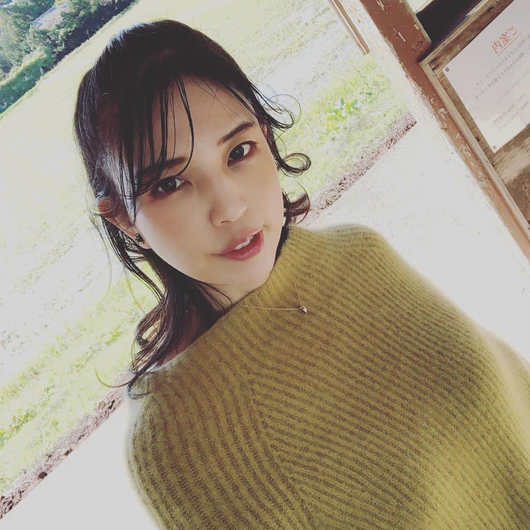 かねさだ雪緒さんのインスタグラム写真 - (かねさだ雪緒Instagram)「10月の下旬に写真を撮っていただいたのだけど お天気よくてとても気持ちが良かった！ コスモス畑に寄ってお花も頂いて帰りました🌸  ひとまず自分のスマホの自撮り達です コロナでだいぶ太ってしまったので 出来上がりのデータ貰うの少し怖いなー😭 これから頑張って痩せなきゃ😭  #上総川間駅」11月10日 15時46分 - yukiokanesada