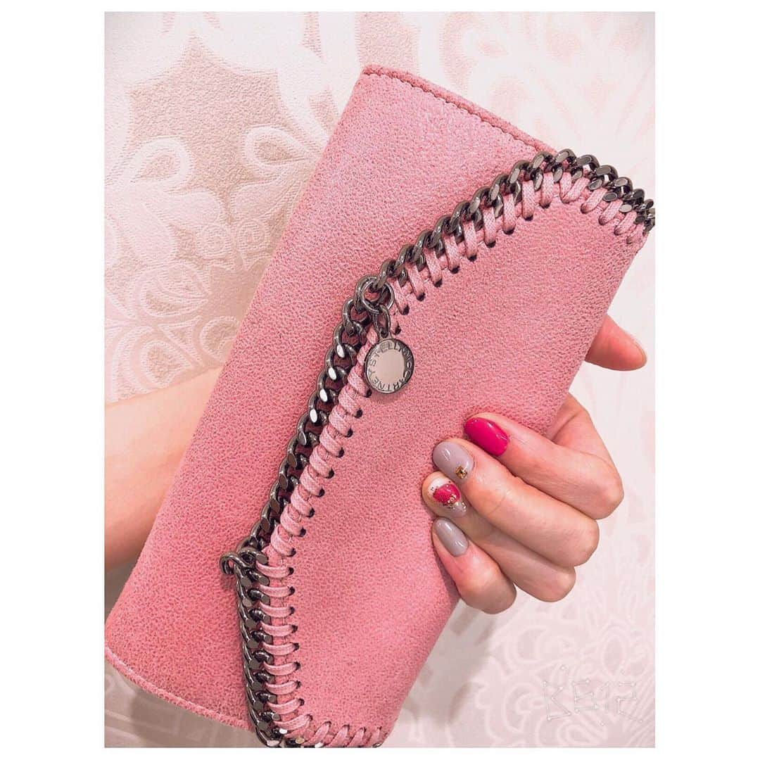 彩星りおんのインスタグラム：「New 👛&💅 😚  育児に追われて女を忘れ気味だったので😅新しいお財布とネイルはピンクで💓👌🏻 秋色と迷ったけど、やっぱりピンクはいいね。  #ステラ好き #stellamccartney  #nailsdone  #newpurse」