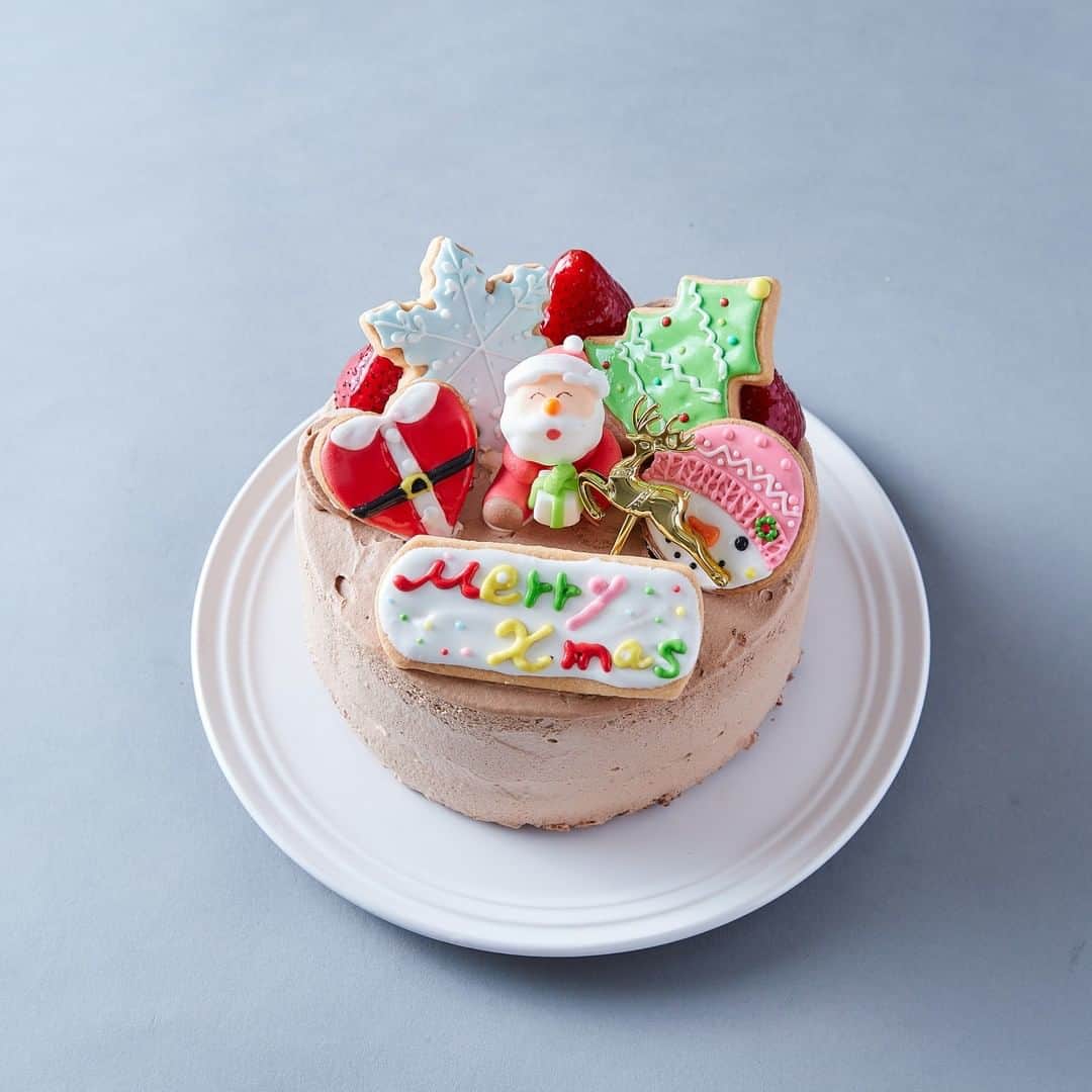 のインスタグラム：「クリスマスケーキ2020✨アイシングデコレーション生チョコいちごデコ5号🎄🍓  クリスマス仕様のアイシングクッキーで仕上げたこちらのチョコケーキは、ベルギー産カカオ58%のチョコレートを使用し甘さ控えめ🍫中には自家製のベリーコンフィチュールをサンドした贅沢なクリスマスケーキ🎂  ぜひ今年のクリスマスにいかがですか🎅？ ＝＝＝＝＝＝＝＝＝＝＝ この投稿をtap→商品を見る、又はプロフィールのショップを見るからご購入頂けます🧁 ＊＊＊＊＊＊＊＊＊＊＊＊＊＊＊＊＊＊＊＊＊＊＊＊＊＊ ⁠ ⁠⁠⁠⁠⁠⁠⁠⁠⁠⁠⁠⁠⁠⁠⁠⁠Cake.jpでは、皆さんからシェアされた⁣⠀⁠⁠⁠⁠⁠⁠⁠ ⁠ 素敵なお祝いのコンテストをおこなっています⁠🙌⁠ ⁠ ⁠⁠⁠ ⁠ 👇フォトジェアニバーサリー参加方法👇⁠ ⁠ ⁠⁠ ※10月より参加方法が変わります  Cake.jpのケーキでのお祝いの様子を⁣⠀⁠⁠⁠⁠⁠⁠⁠⁠ ⁠ @iiicakejp #フォトジェアニバーサリー で タグ付けしてシェアするだけ🌈  ご参加を心よりお待ちしております💡 ⁠ ※当アカウントと同様のなりすましアカウントが報告されています。当社とは関係がございませんのでご注意くださいませ※ ＊＊＊＊＊＊＊＊＊＊＊＊＊＊＊＊＊＊＊＊＊＊＊＊＊＊ #美味しいもの好きな人と繋がりたい#おうちスイーツ#お取り寄せスイーツ #お家パーティー#お取り寄せグルメ#甘党#スイーツ好きな人と繋がりたい#食べるの好きな人と繋がりたい#お土産#手土産スイーツ#ケーキ#ケーキ屋さん#お菓子#いつもありがとう#チョコレート#クリスマス#クリスマスケーキ#Xmas#甘さ控えめ#アイシングクッキー#デザインケーキ#クリスマス2020#クリスマスケーキ2020#ケーキ通販#サンタクロース#サンタさん#サンタ」