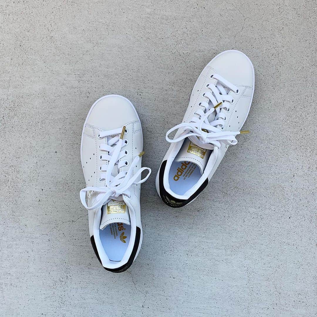 sayasu__のインスタグラム：「・ 2020.11.10 ・ この前買ったスニーカーはこちら♡ アローズの別注の stansmith♡ これ一目惚れ🥺❤️ ・ レザー素材で 分かりにくいけど 後ろのところブラウンなの🙆🏻‍♀️💕 ・ ・ #adidas#アディダス#スタンススミス #stansmith#sneaker#スニーカー ・」