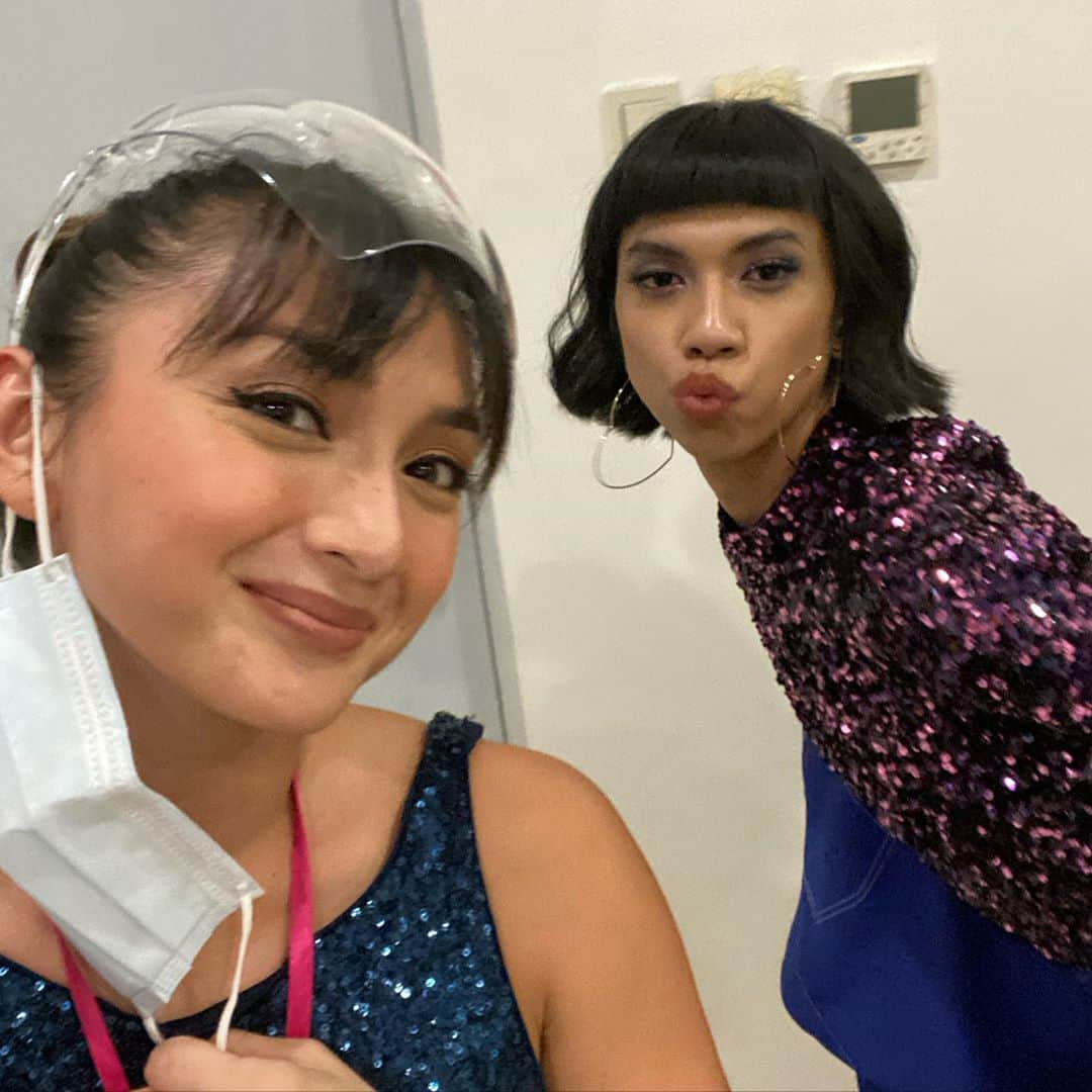 Iya Villaniaさんのインスタグラム写真 - (Iya VillaniaInstagram)「Your ghorl @mimiyuuuh is such a joy to be with!!! 😆 happy I got to share the stage and ENERGY with her, @_samyg and Andre Paras! 😆 Beware! Energy is gonna explode tonight as we all welcome Lazada’s Biggest One Day Sale with the Lazada 11.11 Super Show at 11pm 😆  So add to cart now, collect your free shipping vouchers and sabay sabay tayo mag checkout ng 12mn! 😆   Nakakapagod pala to work with @mimiyuuuh 🤣🕺🏻  #Lazada1111SuperShow #LazadaPH #Lazada1111 #LazadaxIyaVillania」11月10日 15時54分 - iyavillania