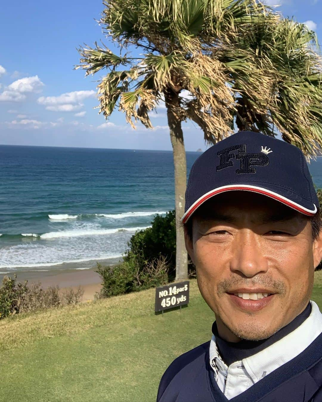 桧山進次郎さんのインスタグラム写真 - (桧山進次郎Instagram)「玄界灘を背に⛳️  青空の下、穏やかな風が吹く中で楽しくゴルフしてます😁 徐々に寒くなってきてるので今月いっぱいでラウンドするのも終わりかな。 ちなみに色んなプロゴルファーの選手達のスイングを真似てるけど結局何が良いのか悪いのか分からんようになってきた（笑笑）  何でもそうやけど考えそして悩みながらの練習あるのみやね👍 あ〜もっと上手くなりたい‼️ #ゴルフ  #ゴルフスイング  #玄界灘  #桧山進次郎」11月10日 15時56分 - hihihihi_yan