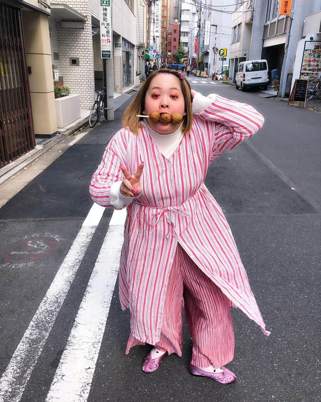 椎木ゆうたさんのインスタグラム写真 - (椎木ゆうたInstagram)「下町の陽気な食いしん坊禰豆子。  籠には体重制限で引っ掛かり入らなく 基本歩き  好物はもちろんつくね  #世間知らズ#鬼滅の刃 #禰豆子#つくね#体重制限」11月10日 15時57分 - shiiki19911005