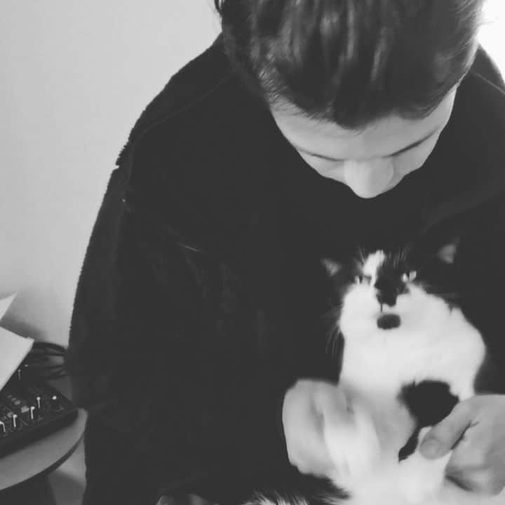 リアド偉武のインスタグラム：「Beast😼🥁 @alexandros_official_insta  #明日発売👍🏻👍🏻👍🏻」