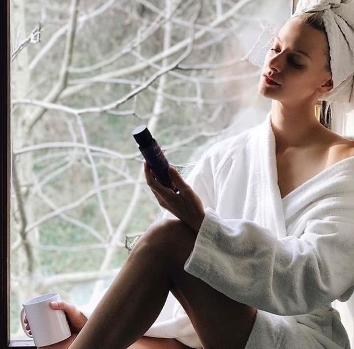 Melvita Officialのインスタグラム：「Novembre = il fait froid = je prends soin de moi ! ☁  Quoi de mieux que de rentrer chez soi après une longue journée et de s’accorder un moment de détente privilégié.  Avec ses actifs à l’huile essentielle de lavande, notre gamme Relaxessence vous accompagne dans votre plus beau voyage pour vous apaiser le corps et l’esprit 💜  Avez-vous pris le temps de faire une pause détente cette semaine ?  Merci à @petrakurtela pour cette jolie photo  #melvita #cosmétique #bio #engagé #soin #huile #huileessentielle #détente #lavande #cocooning #relax #relaxessence #froid #homesweethome」