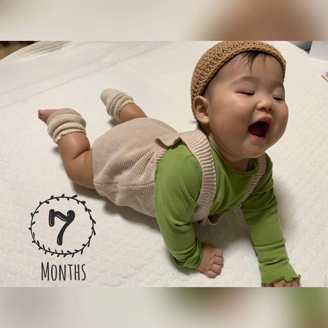 Miki Hirookaのインスタグラム：「2020.11.6 生後7ヶ月を迎えました〜👶❤︎  めっちゃわんぱくに育ってます❗️笑  大きな成長は、ズリバイが上手になったのとプランクが出来るように😂👍 あとは四つん這いでグワングワン前後に揺れて毎日ハードに筋トレ中💪🤸‍♀️笑 ハイハイもうすぐかなぁ？？  あとは歯が下2本、上2本生えて来たー🦷👏  寝ぐずりは1ヶ月前よりかはマシになってきて、夜泣きもピークは越したかなぁ🤔？ あのピークの2週間はほんまにハゲた。🦲  離乳食も順調に進んでてモリモリ食べてくれるけど、 ヨーグルトとりんごはえげつない顔する🤣爆笑 酸っぱいのがどうにも苦手みたいで、いろいろ工夫してみたりしたけどやっぱりあかんみたい😂 ま、いつか食べれるようになったらええかな😆👍 しっかり顔芸は受け継がれてました👏  相変わらず人見知りはすごくて慣れてない人に抱っこされたら爆泣き〜なんでや😭笑 いつか治るかなぁ？😂  ま、元気に育ってくれればok❤︎ あーー、、、 愛くるしいぜっ❗️  #生後7ヶ月 #グングン成長中 #8kg超え #ハイハイで脚痩せますように🦵 #髪の毛めっちゃハゲてる(とくに横から後ろ) #顔芸100点 #ひっつき虫さん #抱っこマン #腕と腰オワテル #アイシテルがトマラナイ」