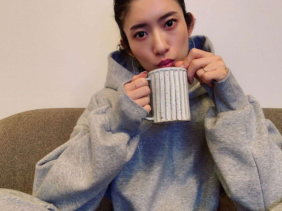 のインスタグラム：「. . Relax time☕️♡ . #おうち時間 #コーヒータイム #ティーブレイク #コーヒー飲み過ぎ #家ではカフェインレス #alexiastam  #alexiastamスウェット」