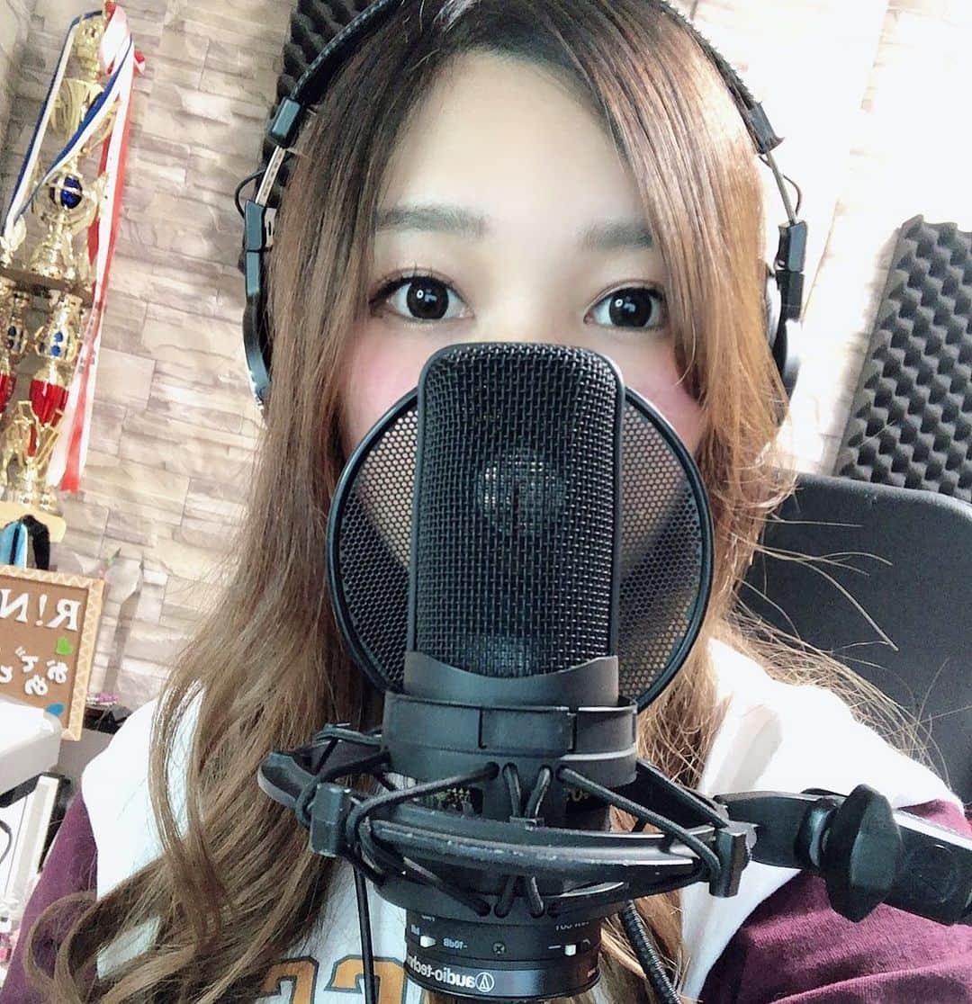 R!Nのインスタグラム：「リモート収録はこんな感じで行ってます😊  最近は収録の形もリモート化が進んでいて、パソコンが得意な私からすると凄くありがたい環境の変化です🙏  そんな私の祖父は今年82になりますが、未だにパソコンで年賀状を作ったり、スマホをしっかり使いこなしているので、良い影響を受けたなと今しみじみ思います💭  ラジオ収録楽しかったー！ オンエアをお楽しみに💗  👕: @fortissimo_ffk  いつも素敵な服をありがとうございます✨🤍  #radio #鋼鉄女子 #aldious #ringemie #リモート収録 #mystudio #studio」