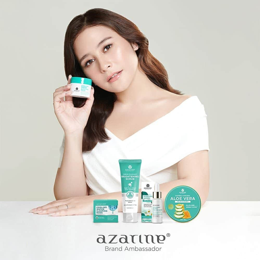 Prilly Latuconsinaさんのインスタグラム写真 - (Prilly LatuconsinaInstagram)「Official announcement! Akhirnya bisa kasih kabar ke kalian semua bahwa saat ini aku resmi menjadi brand ambassador salah satu brand skincare local yang terjamin kualitasnya, yaitu @azarinecosmetic! Merupakan kebanggaan tersendiri bagiku bisa menjadi bagian dari Azarine karena jujur saja nggak banyak skincare yang bisa cocok di kulit aku dan langsung kasih result yang aku mau! Seneng bangettt Ketika tau ada brand local yang kualitasnya bagus banget. Tentunya sudah terverikasi BPOM. Disini sudah ada yang pernah cobain produk Azarine belum? Komen yaa! ⠀⠀⠀⠀⠀⠀⠀⠀⠀  ⠀⠀⠀⠀⠀⠀⠀⠀⠀  Support terus kerjasama ku bersama Azarine, ya teman-teman! ⠀⠀⠀⠀⠀⠀⠀⠀⠀   ✅ Dibuat dari natural ingredients ⠀⠀⠀⠀⠀⠀⠀⠀⠀  ✅ Diformulasikan dengan teknologi modern⠀⠀⠀  ✅ Terverifikasi BPOM ⠀⠀⠀⠀⠀⠀⠀⠀⠀  ✅Teruji klinis dan aman ⠀⠀⠀⠀⠀⠀⠀⠀⠀   #azarinecosmetic #cantikitukeputusan」11月10日 16時21分 - prillylatuconsina96