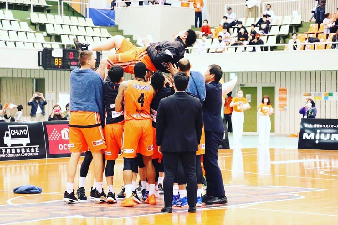 高畠佳介のインスタグラム：「皆さんのおかげでホーム初勝利についで、2連勝することが出来ました。  本当に感謝です。 これからも勝ち続けられるように頑張りますので、応援よろしくお願いします！  ハセさん！ありがとう(^^)！  #愛媛オレンジバイキングス  @orangevikings」