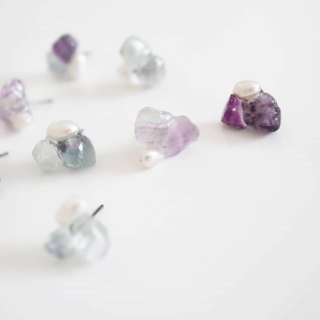 のインスタグラム：「gem pierce · フローライト×淡水パールのピアス · #joueri#アクセサリー#ピアス#天然石#淡水パール#レジンアクセサリー#天然石ピアス#イヤリング#カジュアルコーデ #ハンドメイドアクセサリー#fashion#ootd#outfit#code#coordinate#style#ファッション#コーディネート#コーデ#プチプラ#プチプラコーデ#シンプルコーデ#mamagirl#locari#partegram#カジュアル#お洒落さんと繋がりたい」