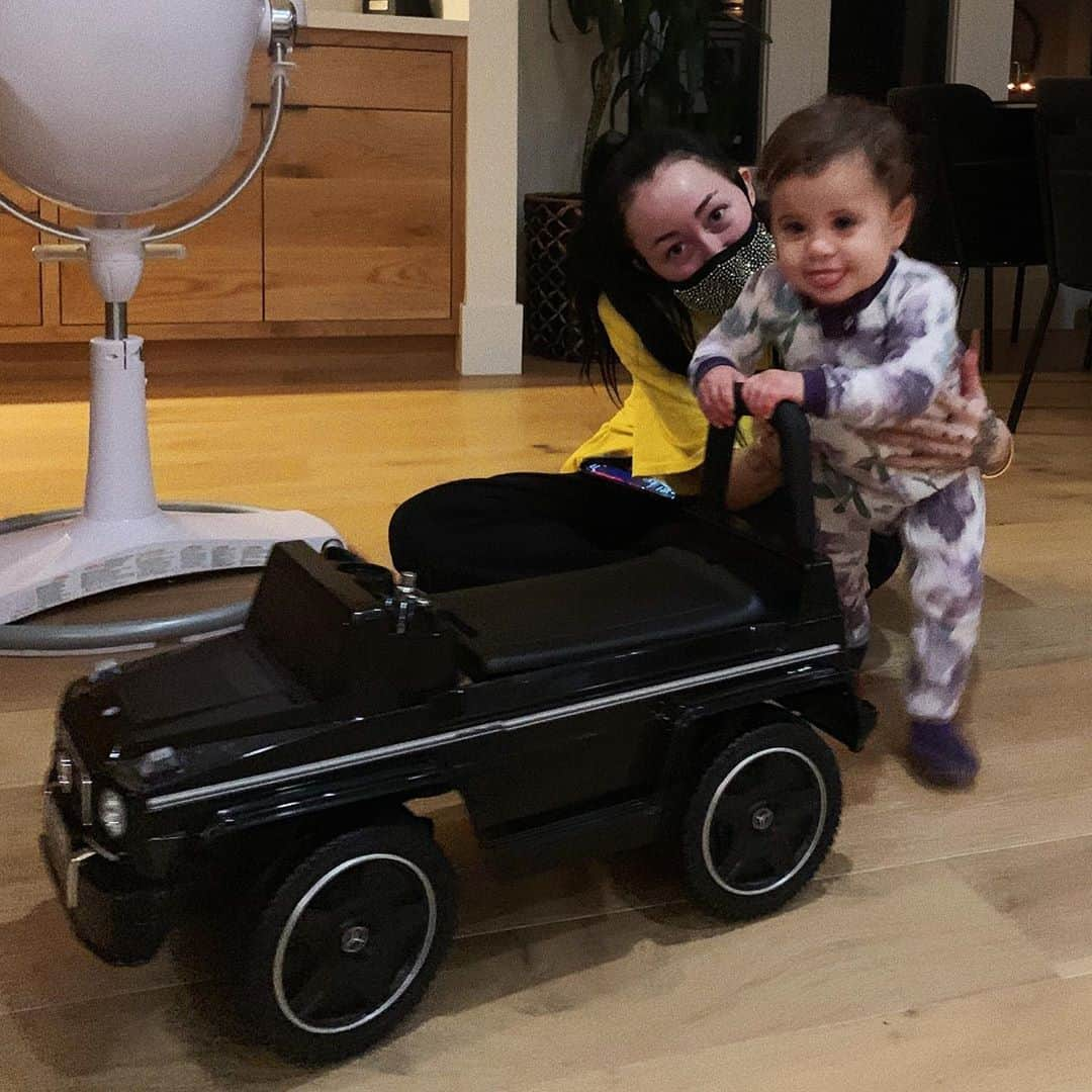 ノア・サイラスさんのインスタグラム写真 - (ノア・サイラスInstagram)「perks of being a God Mama - bought her first car and all the baby drip 💎💎💎 in the world.  love you Frey 🤍 @charleenerena11 @loualchamaa so grateful to b your family n frey’s God Mum!」11月10日 16時24分 - noahcyrus