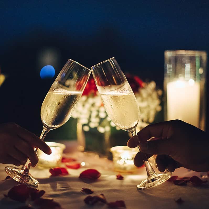 GLAM JAPANのインスタグラム：「人と会える時間の貴重さを知った今。 相手が大切な人であれば、なおさら尊いひとときです💑  よりスペシャルな夜にするために🌃  心得ておきたいのはマナー＆エチケット。  詳しくはプロフィールのURLからチェックしてみて✅  #噛むブレスケア #ブレスケア #ディナー #クリスマス#ディナー  #エチケット」