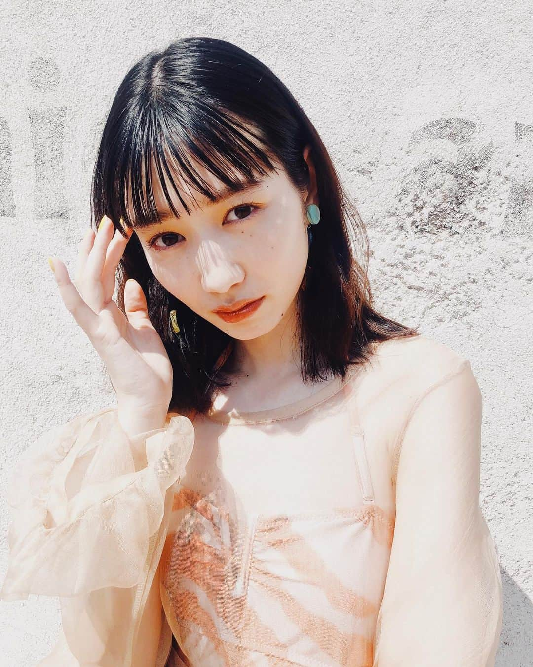 岡本夏美さんのインスタグラム写真 - (岡本夏美Instagram)「🌼皆さん！！！ オンラインイベント決定しました！！🌼  参加券つきカレンダーは、明日の13時より、 発売されます！  サイン入りカレンダーと、イベント視聴券がつくので、なんか特別でどきどきします〜っ  トークショーでは、 皆さんと、今までの作品や役について 特別な話をしていきます☺️☺️ なにか、話して欲しい作品などあったら コメントまってます！  そして5本券購入の方だけに スペシャルイベントの視聴券がつきます！☺️ 内容は、 ファンの方のお名前をお呼びしながら、 その方からの質問や、お悩みに応えたり オンラインではありますが直接関わりをもてる時間にしたいと思ってますー！ 他の企画も考え中☺️  内容、詳細よく読んで ぜひご参加くださいませ！！  日時：2020年11月11日 (水) 13時～ エンステホームページにて購入できます！ URIは、 インスタトップページのハイライトストーリーのところ付けておきます☺️  https://en-sta.info/202011206-2/  そして、 ●イベント開演日時： 2020年12月6日 (日) 15:00～  ●開場：13:00  ※Zoomを使用してのオンラインイベントになります。  ☆イベント参加券 特典内容☆   ［1本券］(税込3,080円)  1.直筆サイン入りカレンダー1本  2.トークショー視聴券  　トークショーの視聴URLはご登録されたメールアドレスに届きます。  　視聴メールが受信できるようにドメイン指定受信で「@zoom.us」を許可するように設定してください。   ［3本券］(税込9,240円)  1.直筆サイン入りカレンダー3本  2.トークショー視聴券  　トークショーの視聴URLはご登録されたメールアドレスに届きます。  　視聴メールが受信できるようにドメイン指定受信で「@zoom.us」を許可するように設定してください。  3.生写真付き直筆サイン色紙  　※5本券とは種類が異なります。   ［5本券］(税込15,400円)【限定50枚】  1.直筆サイン入りカレンダー5本  2.トークショー視聴券  　トークショーの視聴URLはご登録されたメールアドレスに届きます。 　視聴メールが受信できるようにドメイン指定受信で「@zoom.us」を許可するように設定してください。  3.生写真付き直筆サイン色紙(宛名入り)  　※3本券とは種類が異なります。  4.スペシャルイベント視聴券   ※サイン色紙に入れるお名前(ニックネーム)は、チケット購入の際、必ずご記入ください。 お名前(ニックネーム)の回答がない方は、チケットぴあに ご登録のお名前で入れさせていただきます。」11月10日 16時25分 - okamoto_natsumi