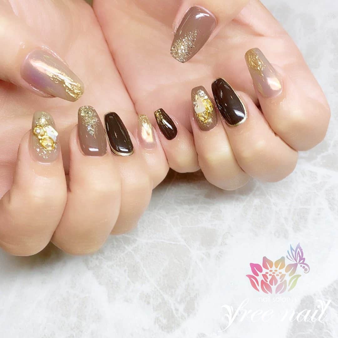 free nail フリーネイルのインスタグラム：「. お客様ネイル🦊 . 秋色スクエアロング🍁🍂 . オーロラグレージュがおしゃれ🪐✨ . ▶︎▶︎▶︎スワイプして動画も見てね☝︎🎬✨ . ご来店ありがとうございました🙇🏻‍♀️🙇🏻‍♀️🙇🏻‍♀️💗 . #ネイルアート #ジェルネイル #ネイルサロン #大阪ネイルサロン #ネイルデザイン #ネイルチェンジ #メタリックネイル #ラメネイル #シェルネイル #オーロラネイル #ブラウンネイル #ベージュネイル #デザインネイル #トレンドネイル #大人ネイル #シンプルネイル #スクエアネイル #秋ネイル #autumnnails #nailsart #nailsdid #美甲 #日式美甲 #日式美甲胶 #日本美甲师 #日本美甲老师 #美甲上课 #日本胶 #フリーネイル #freenail」