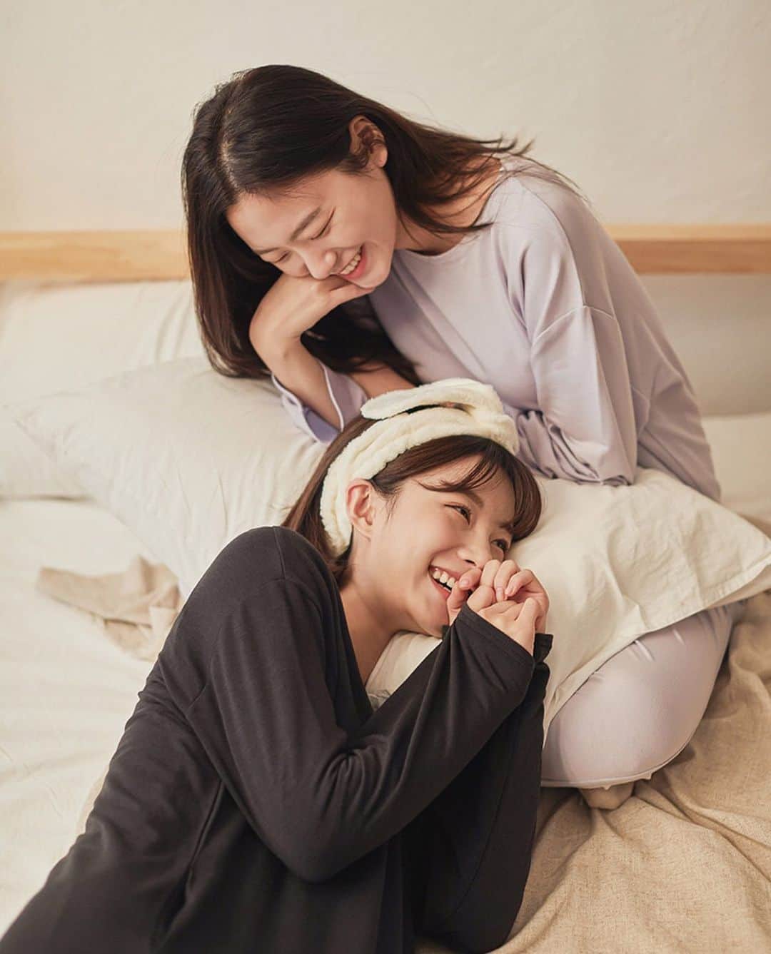 imvelyジャパンのインスタグラム：「メガヒートであったか冬⛄💙  家にいる時間が長くなった最近 家でもおしゃれに暖かく着られる ホームウェアが新発売🏠‼︎  着心地の良いワンピースと 上下セットで暖かく快適に 過ごせます🌙❤️  #イムブリー#IMVELY#おうちコーデ#冬コーデ#大人カジュアル#大人可愛い#ステイホーム」