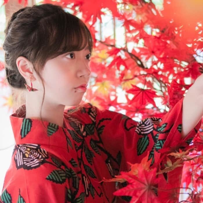 江蔵瑠美のインスタグラム：「季節外れの「浴衣投稿」 始まります🤣🍁  赤い浴衣どうですか？♡♡ イヤリングよく見えないけど折り鶴なんです お気に入り♥️」