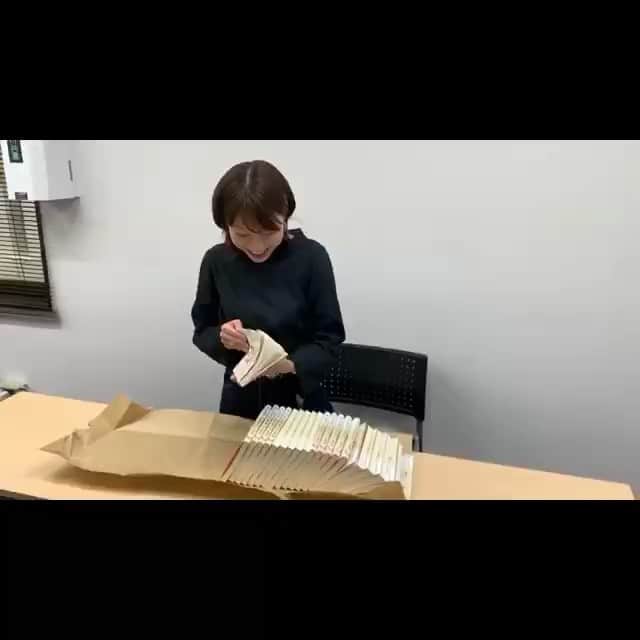 関取花のインスタグラム：「いよいよ明日11月11日、初のエッセイ集「どすこいな日々」発売です！！ このどすこいちゃんが店頭に並ぶと思うと…見たら嬉しくて泣いちゃうよあたしゃ…😭 みんな、本屋さんで見つけたらぜひ連れて帰ってあげてください！アマゾンやタワレコオンラインなどでももちろんご購入いただけます📚 #どすこいな日々」