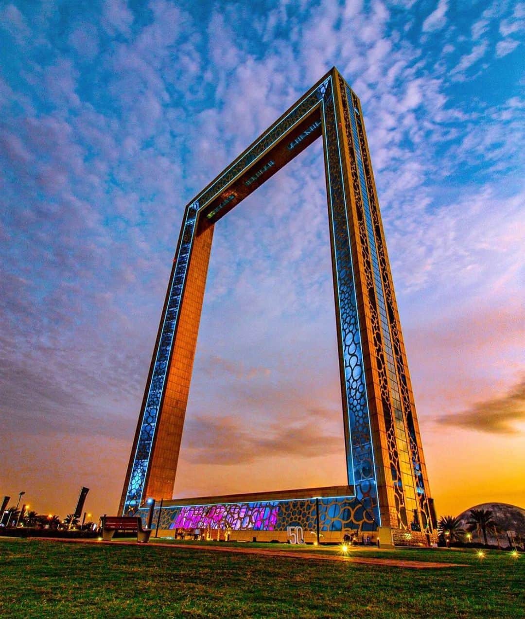 ドバイのインスタグラム：「#Dubai Frame برواز #دبي 📷:@raihanhamid_photography」