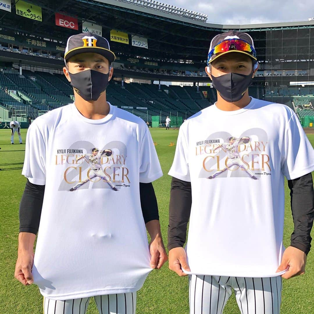 阪神タイガースさんのインスタグラム写真 - (阪神タイガースInstagram)「今日の練習は、藤川選手の引退記念Tシャツを着て行いました✨ 練習前のTシャツ姿の選手たちです📸  #ありがとう藤川球児  #原口文仁 選手 #井上一樹 コーチ #糸原健斗 選手 #ジェリーサンズ 選手 #小幡竜平 選手 #ジェフリーマルテ 選手 #熊谷敬宥 選手 #島田海吏 選手 #新井良太 コーチ #木浪聖也 選手 #植田海 選手 #青柳晃洋 選手 #秋山拓巳 選手 #江越大賀 選手 #大山悠輔 選手 #藤川球児 選手#引退記念tシャツ  #阪神タイガース  #its勝笑timeオレがヤル」11月10日 16時39分 - hanshintigers_official