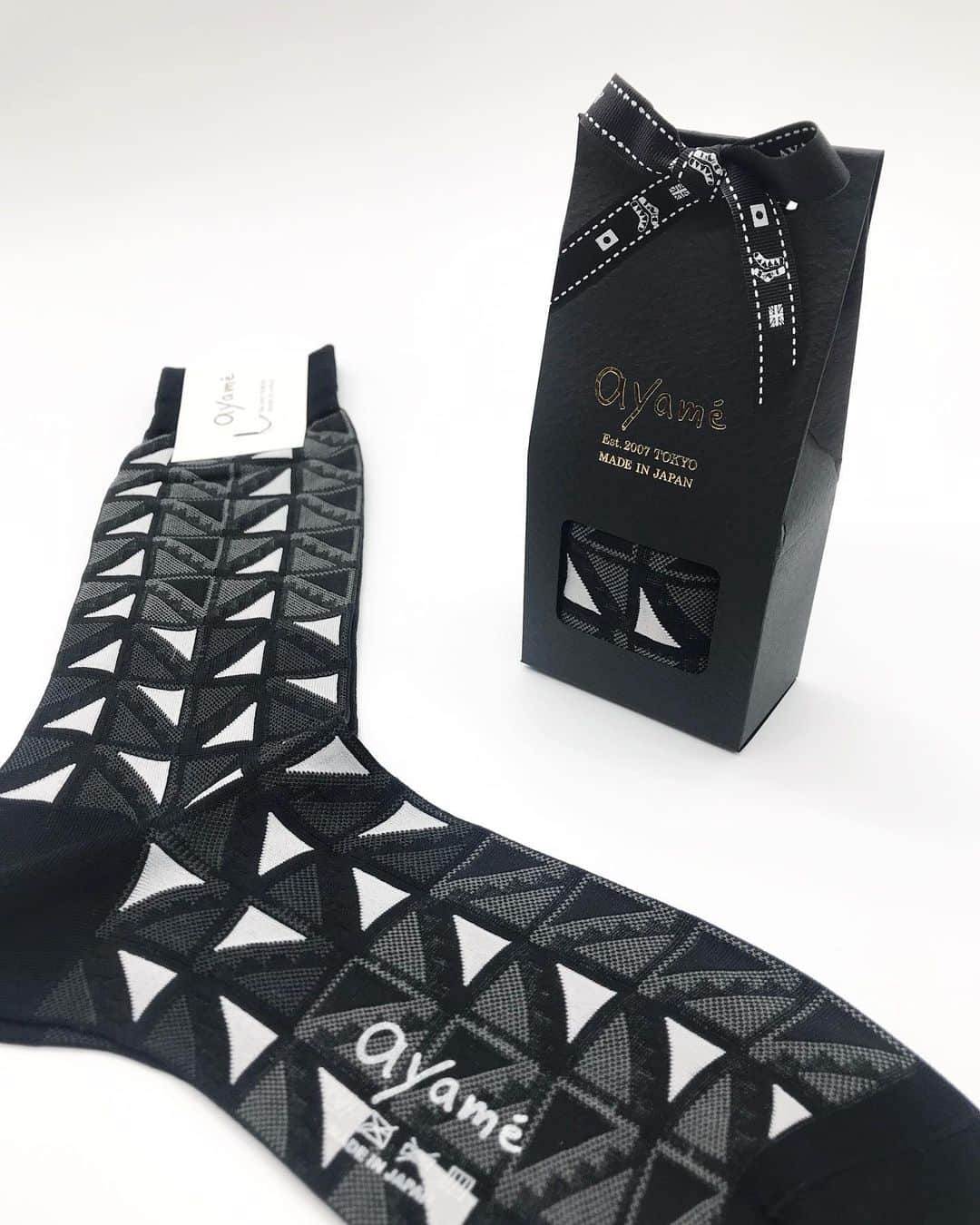 アヤメのインスタグラム：「Black and white is interpretive... #onlinestore #worldwideshipping📦✈️ #giftwrapping #available リボンにイラストを描いたんです🎨 #ayamesocks #fashionsocks #giftideas #blackandwhitestripes #モノトーンコーデ #くつした #靴下好き #ギフトラッピング」