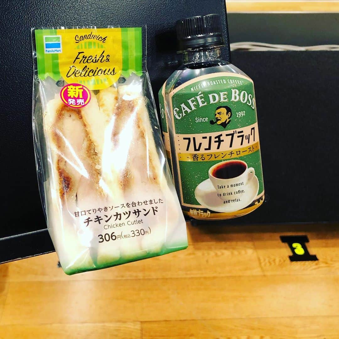 北山陽一のインスタグラム：「譜面台に置いてみた。#BOSS #cafédeboss #ボスパーン #ファミマ #familymart  （追記）食べました。組み合わせ最高。美味しかったー！」