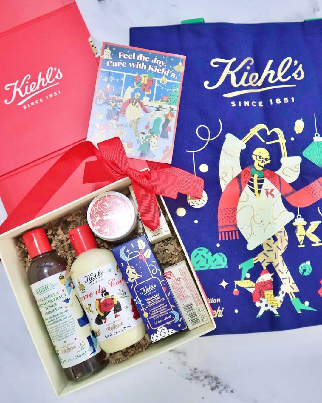 のインスタグラム：「🎄🎁Kiehl’s 2020 holiday collection🎁🎄  大好きなクリスマスの季節🎅 @kiehlsjp 様よりクリスマスギフトをいただきました✨ キールズの人気アイテムがたくさん❣️ ボトルのホリデイデザインが可愛すぎるの…🥺 見ているだけでワクワクしちゃいます💫  今年は家族3人で過ごす初めてのクリスマス❤️ 👶🏻へのプレゼントは何にしようかな✨  #kiehls#chiristmas#xmas#xmaspresent#xmasgift#skincare#holidaygifts#pr#キールズ#キールズホリデイ2020#スキンケア#ホリデーコレクション#クリスマス#クリスマスプレゼント」