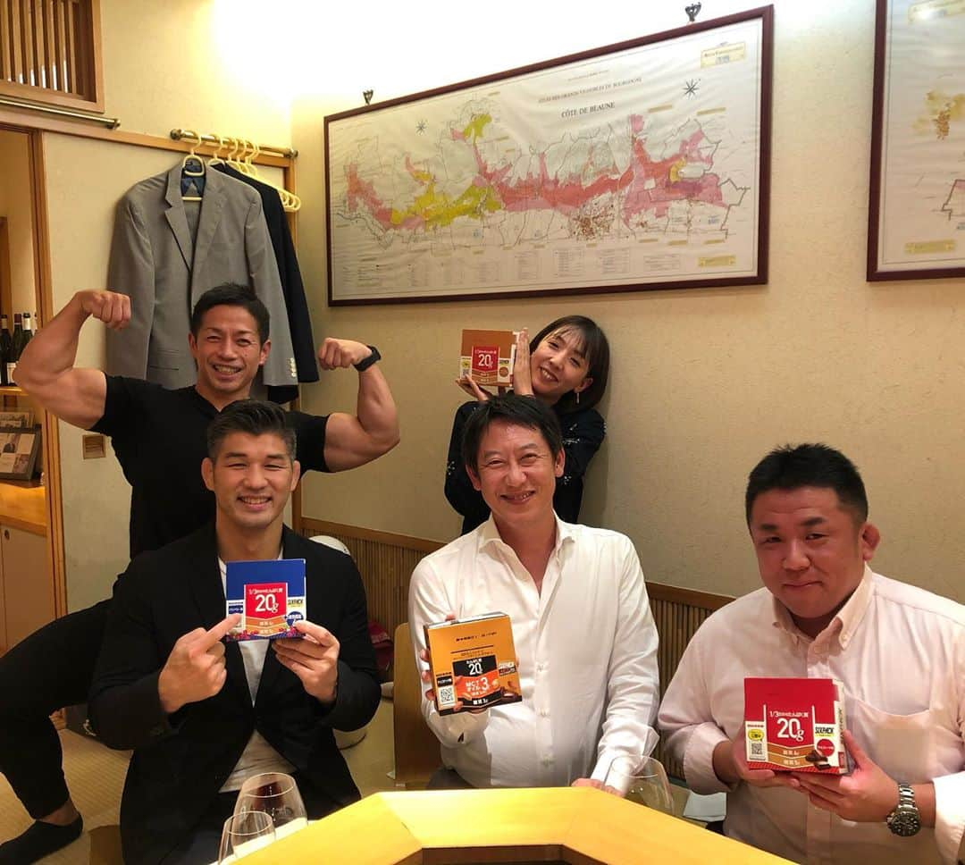 バズーカ岡田（岡田隆）のインスタグラム：「肩書きノックアウト🥊 . #初代スポーツ庁長官  #鈴木大地 先生 #柔道全日本男子  #井上康生 先生 #ちゃっかり #シックスパックプロテインバー #バズーカ岡田  #タム兄 #葉山の洋菓子マスター西原さん」