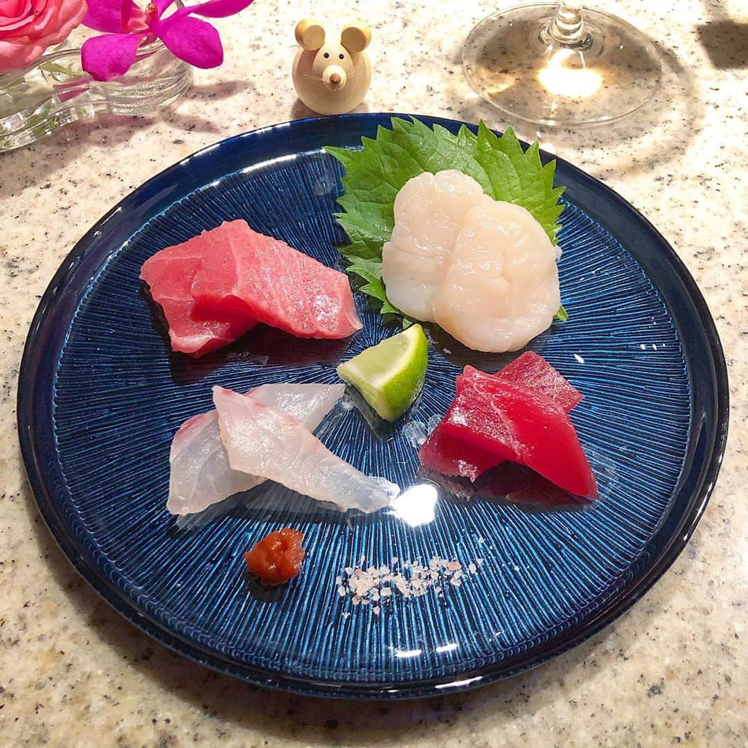 榊山敬代のインスタグラム：「🏮﻿🐟♪… . ふぐさんにひきつづき お刺身シリーズの記録  立派なお刺身さんでしたから 食べやすいサイズに切り分け ちょこちょこっと盛りつける  今回はタイと共に梅肉も 美味しそぉと添えてみる  #大変美味しゅうございました #また食べたい 鯛🐟  それにしましても  外食一切やめておうちごはんへ 切り替えてからおうちお刺身が マイブームになりましたけれど  いろいろ価値観が変わりました2020年 そして何より体調が39年間で一番快調  というやはり人生に年齢は関係ない というカラダの声に耳を傾けるとき ４０歳までにリセットしたい目標也  👂🩺…  ・ ・ #enjoyhome ・ ・ ・ ・ #鯛 #Redsnapper  #ホタテ#帆立#ほたて #Scallop #マグロ #鮪 #tuna #ご馳走  #夕食 #夜食 #dinner #おうちごはん  #おつまみ #タイ  #healthy #food #seafood #osashimi #お刺身  #antipasto #artist #kitchen #cooking #日本画家 の #お料理こんなもん」