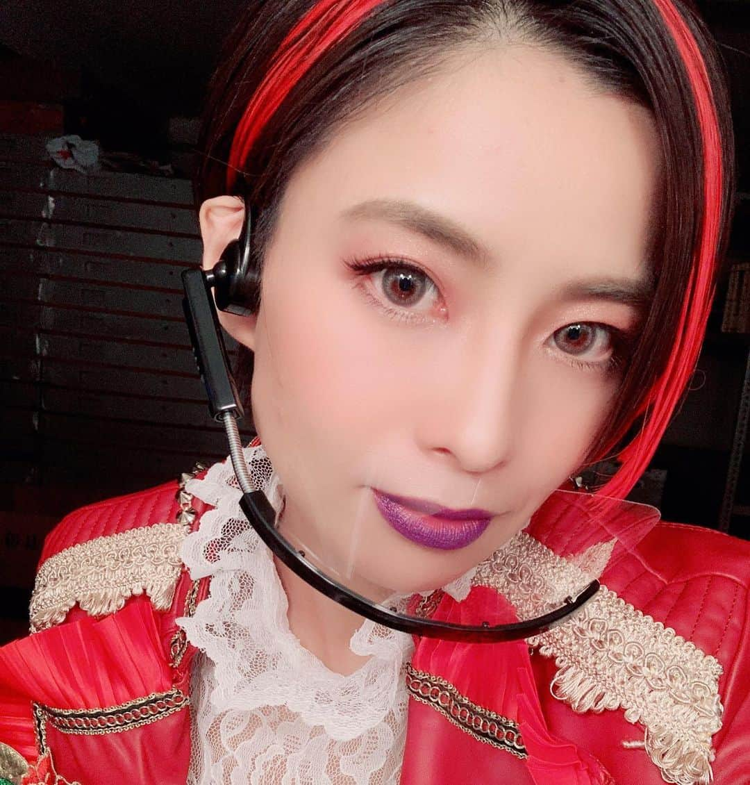 真崎ゆかさんのインスタグラム写真 - (真崎ゆかInstagram)「アンドロギュノス 皆吉望(みなよしもとむ) by Life On Mars? ・ かっこつけてたけど、実はすごくアホなキャラクター。 変な火星人。 暦ねぇさんのことを尊敬してる。 ・ ・ 実は今回初挑戦の赤髪と赤系アイメイク・紫リップ… 結構イケるじゃん‼︎と自画自賛し(笑)、赤系メイクとても気に入りました💄笑 ・ #PUNKBANK #LifeOnMars? #火星人 #アンドロギュノス #メイク #赤系メイク #マーズ系メイク #マーズ系メイク？ #エクステ #赤髪 #紫リップ」11月10日 17時03分 - masakiyuka