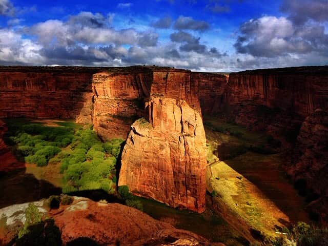 アメリカ大使館さんのインスタグラム写真 - (アメリカ大使館Instagram)「キャニオン･ディ･シェイ国定公園(Canyon de Chelly National Monument)🏞 ここは先住民ナバホ族居留地にあり、国定公園と協力しながら、土地の自然と資源を守っています。 “キャニオン･ディ･シェイ”は、スペイン語から派生した言葉で「岩の渓谷」という意味です。 中には古代遺跡もあるんですよ。 渓谷の内側を見学するにはツアーの参加が必要です。 ツアーに参加して古の時代から大事にされてきた場所の歴史を学ぶのも良いですね🔎 . #usa #america #studyabroad #livinginamerica #nationalmonument #park #arizona #canyon #canyondechelly #remains #photoofthedays #sanctuary #greatview #アメリカ #留学 #アメリカ生活 #絶景 #渓谷 #nativeamericanheritagemonth #歴史を学ぶ #人類学 #歴史 #国定公園 #アリゾナ州 #青空 #古代遺跡 #traveltuesday」11月10日 16時59分 - usembassytokyo