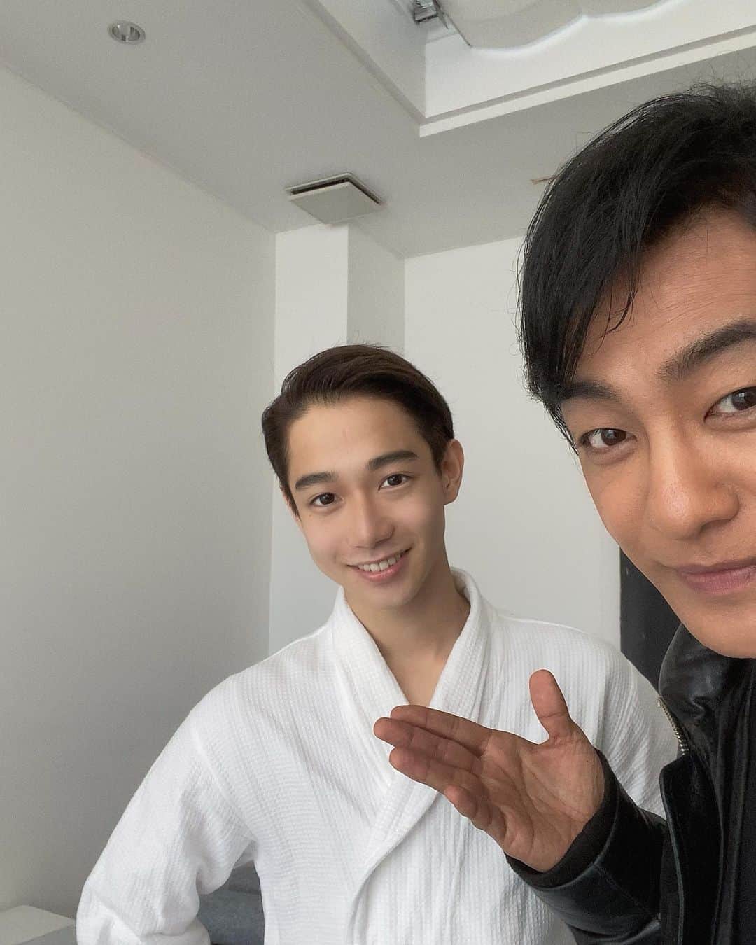 片岡千之助のインスタグラム：「本日、人生初休演日。 そして今日とあるファッション誌の撮影だったのですが 偶然、愛にいにと撮影スタジオが同じ場所で 久しぶりにお会いできてとても嬉しかったです！ 大好きな愛にいにとまたご一緒させていただけますように努めます！  #片岡愛之助」