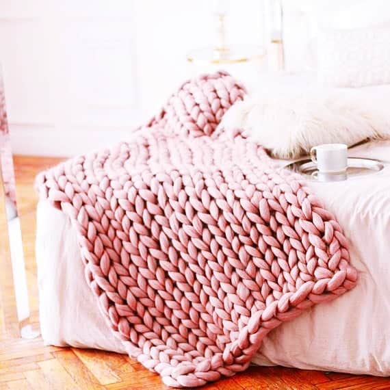 チップ＆ペッパーのインスタグラム：「Clunky knitted throw 🍁 both cosy and stylish🧶 . . . . . . . . #interior #morninglight #apartmenttherapy #throw #interior4all #blanket #woodenhouse #interior123 #interior4inspo #interior_delux #interiordesign #myinterior #bohostyle #hangingchair #swing #industrial #scandinavian #mynordicroom #bohemian #natural #stylraven #farmhouse #minimalisticdesign」
